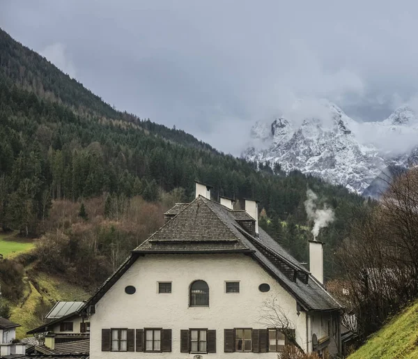 Ein Märchenhaus Mit Rauch Aus Einem Schornstein Den Bergen Einem — Stockfoto