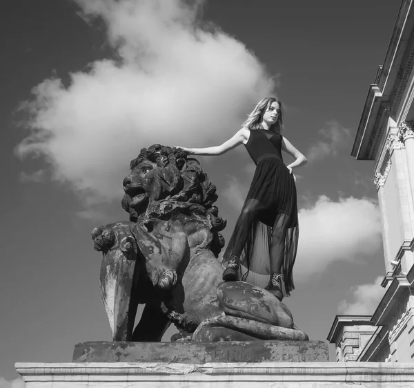 Schöne Frau Langem Schwarzen Transparenten Rock Junges Mädchen Steht Neben — Stockfoto