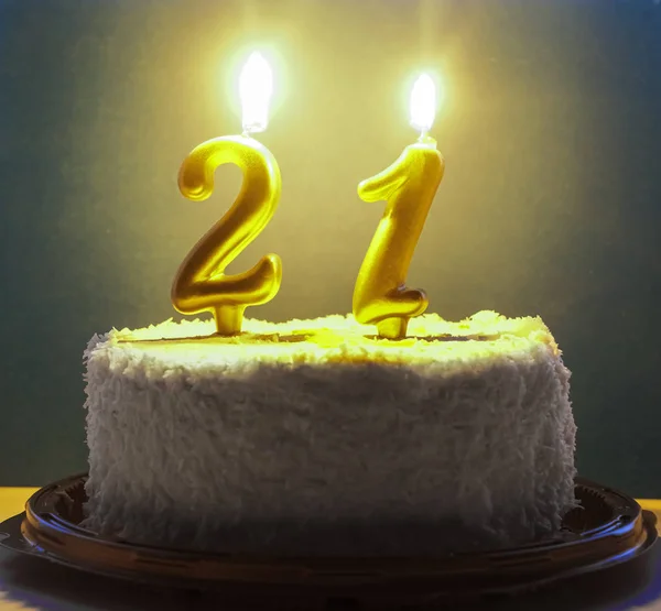 21号蛋糕 有数字蜡烛 蓝色背景充满活力 周年纪念日等 洒上椰子片 21岁 — 图库照片