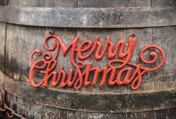 快乐的圣诞 木制木桶背景上的红色题词 — 图库照片