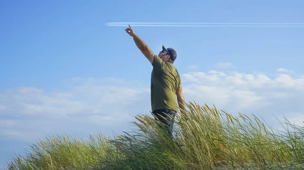 Hombre Señalando Rastros Avión Dedo — Foto de Stock