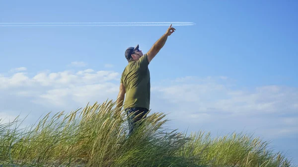 Hombre Señalando Rastros Avión Dedo — Foto de Stock