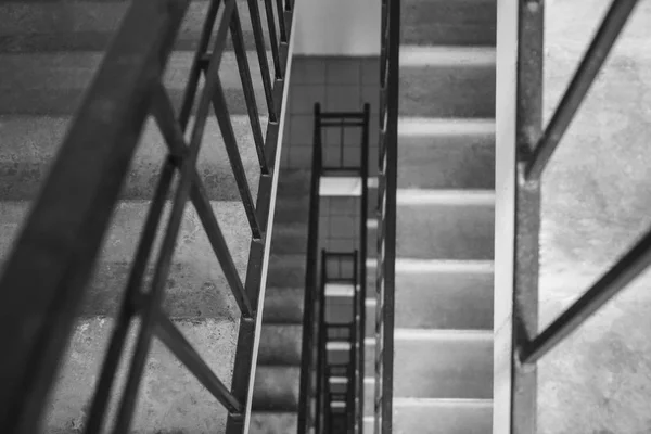 Gros Plan Noir Blanc Escalier Intérieur Centre Ville Garde Corps — Photo