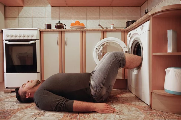 Homme Sur Sol Cuisine Pieds Dans Centrifugeuse Machine Laver Séchage — Photo