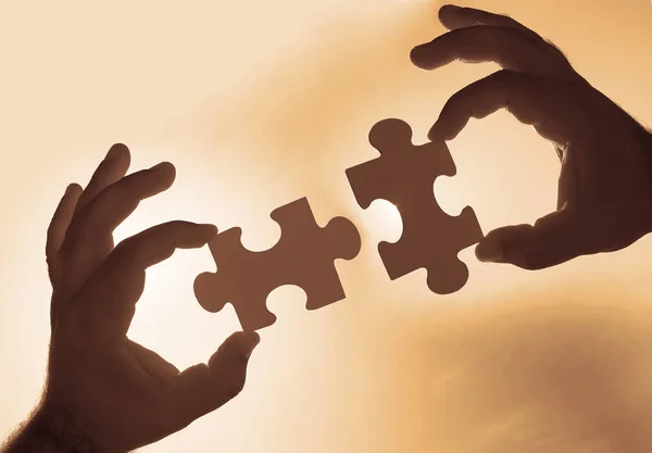 Handen Met Puzzelstukjes Teamwork Concept — Stockfoto