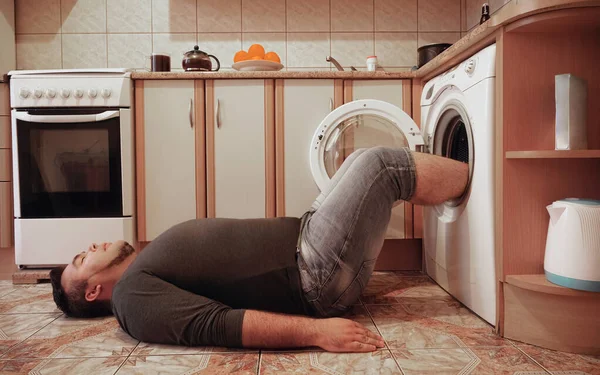 Muž Podlaze Kuchyni Nohy Odstředivce Pračky Sušení Nohou Nebo Ponožek — Stock fotografie