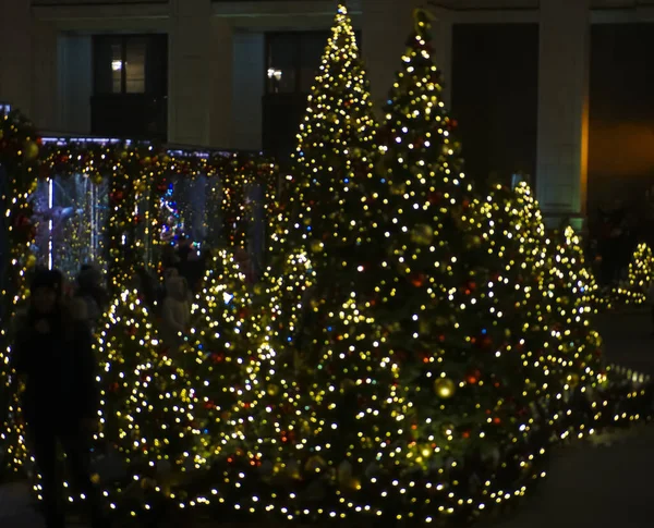 Weihnachtsbäume Moskau Russland Weihnachtsbaum Zwischen Lichtern Und Kugeln — Stockfoto