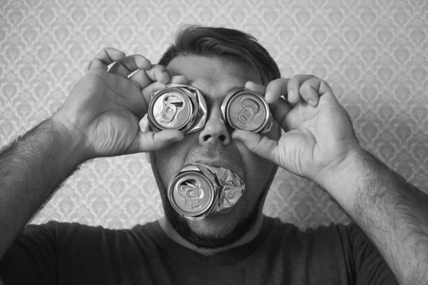 Hombre Barbudo Sin Hogar Con Latas Cerveza Aluminio Fondo Pared —  Fotos de Stock
