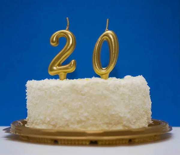 20E Met Numerieke Kaarsen Een Levendige Blauwe Achtergrond Verjaardag Jubileum — Stockfoto