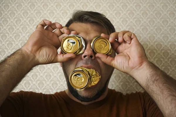 Dakloze Bebaarde Man Met Aluminium Bierblikjes Muurachtergrond Gouden Blik Voor — Stockfoto