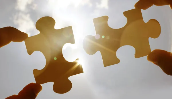 Mains Avec Des Pièces Puzzle Sur Fond Ciel — Photo