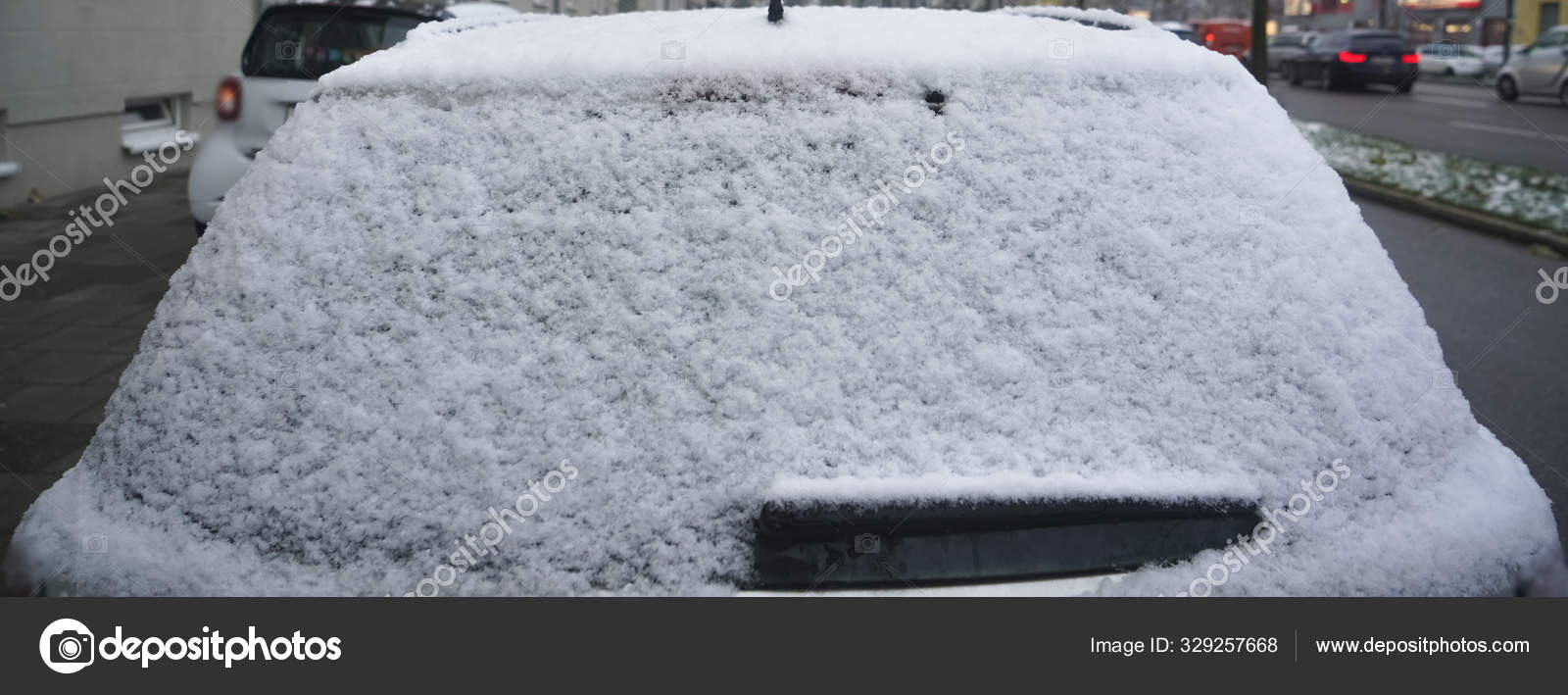 Verschneite Autoscheibe Frontansicht Gefrorenes Auto Bedeckt