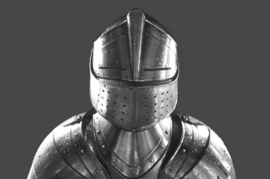 Parlak zırhlı şövalye. Metal miğferler. Ortaçağ savaşçısı. beyaz veya gri arkaplanda izole edilmiş. 