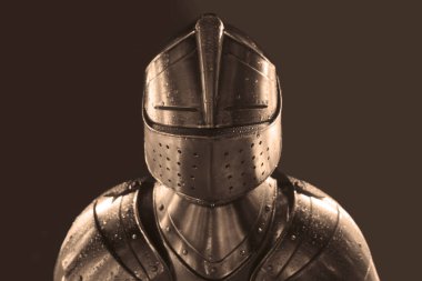 Parlak zırhlı şövalye. Metal miğferler. Ortaçağ savaşçısı. beyaz veya gri arkaplanda izole edilmiş. 