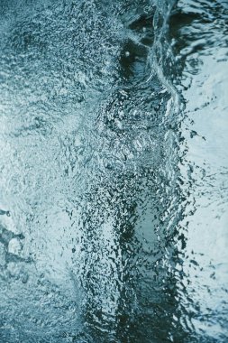 Kısa süreli su akışı görüntüsü. Hızlı akan su akıntısının dramatik manzarası. su akışı.