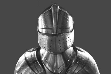 Parlak zırhlı şövalye. Metal miğferler. Ortaçağ savaşçısı. beyaz veya gri arkaplanda izole edilmiş. 