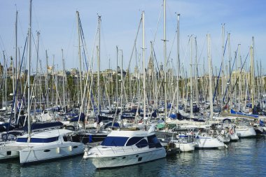 Limanda yatlar. Yelkenli limanı, limanda demirlemiş bir sürü güzel yelkenli yatlar, modern su nakliyesi. Olimpiyat limanı, Barselona, Katalonya