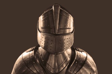 Parlak zırhlı şövalye. Metal miğferler. Ortaçağ savaşçısı. beyaz veya gri arkaplanda izole edilmiş. 