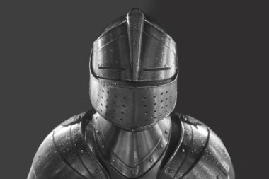 Parlak zırhlı şövalye. Metal miğfer. Ortaçağ savaşçısı. Gri arkaplanda izole. 