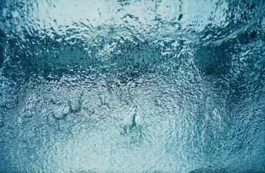 Kısa süreli su akışı görüntüsü. Hızlı akan su akıntısının dramatik manzarası. su akışı