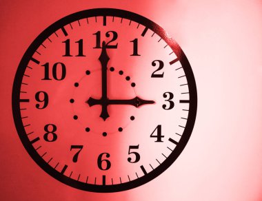 Siyah ve beyaz analog saat yüz araması saat 15: 00 'te.