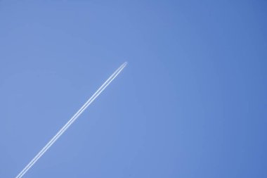 Mavi gökyüzü arka planında uçağın izi var. Uçak. 