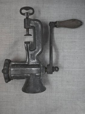 Klasik Paslı Et Öğütücü, Beyaz ya da Gri Arkaplanda İzole Edilmiş, Üst Görünüm. 