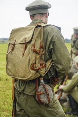 Kamuflaj görevlerini yerine getiren asker. Savaş Bölgesi. I. Dünya Savaşı (1. Dünya Savaşı) arka görünüm. 