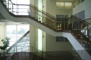 Modern merdiven içi. İçi boş ofis binası olan boş bir salon.