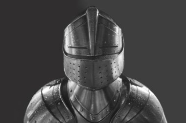 Parlak zırhlı şövalye. Metal miğfer. Ortaçağ savaşçısı. Gri arkaplanda izole. 