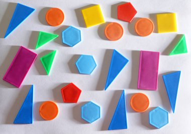 Beyaz kağıt arkaplan üzerinde sıralanmış çeşitli geometrik bloklar