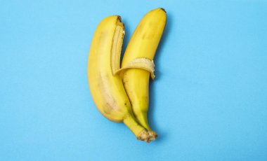 Mavi arka planda iki muz izole edilmiş. Sevgi ve şefkat. İşaret, sembol, kucaklaşan çift kavramı