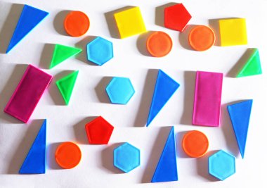 Beyaz kağıt arkaplan üzerinde sıralanmış çeşitli geometrik bloklar