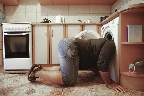 Hombre Pie Piso Cocina Cabeza Centrifugadora Lavadora Pelos Secantes —  Fotos de Stock