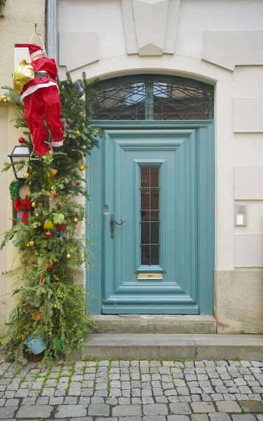 Santa Claus Přinese Dárky Vánocům Santa Vyleze Okapu Vyzdobené Verandě — Stock fotografie