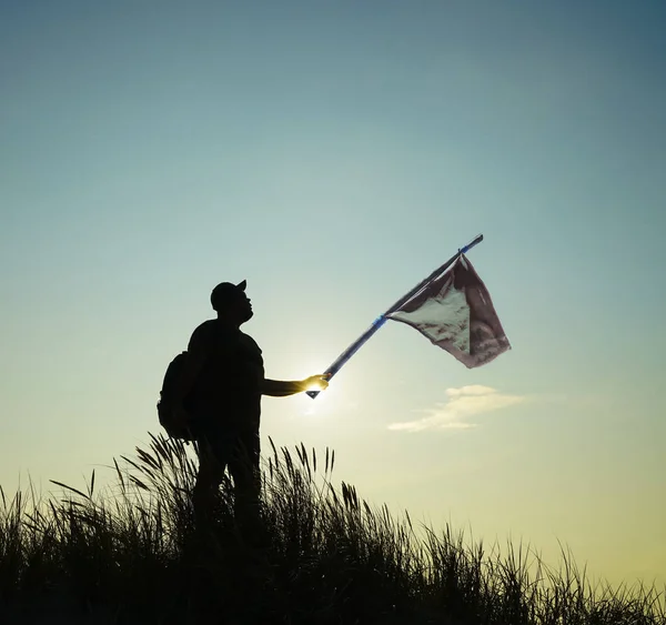 Hombre Con Una Bandera Vieja Envejecida Desaliñada Punto Más Alto — Foto de Stock