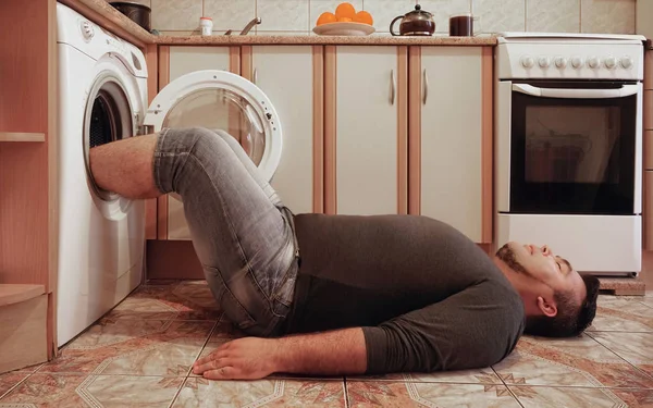 Homem Chão Cozinha Pés Centrífuga Máquina Lavar Roupa Pernas Meias — Fotografia de Stock