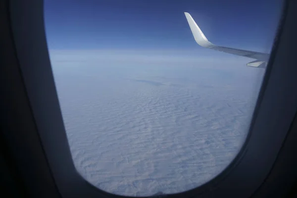 Gökyüzüne Bakan Uçak Penceresi Uçak Kanadı Mavi Gökyüzündeki Lombozdan Bir — Stok fotoğraf