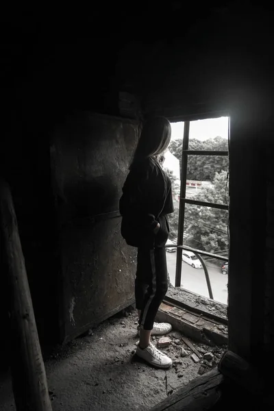 開いた金属窓の美しい女の子立っている 錆びた扉を開け — ストック写真