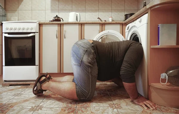 Muž Stojí Podlaze Kuchyni Hlava Odstředivce Pračky Sušení Vlasů — Stock fotografie