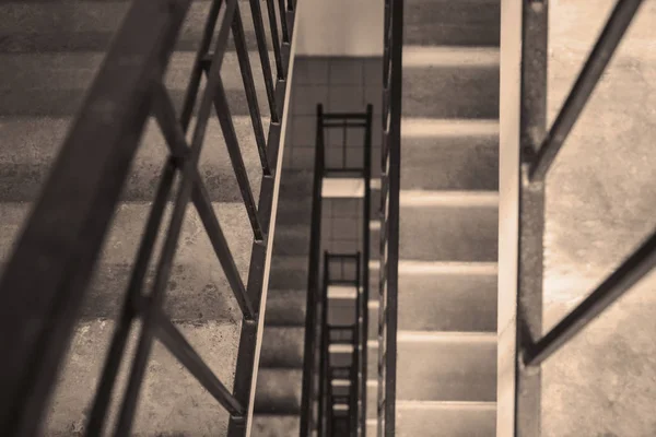 Fekete Fehér Közelkép Egy Belvárosi Épület Belső Lépcsőjéről Vaskorlát Felülnézet — Stock Fotó