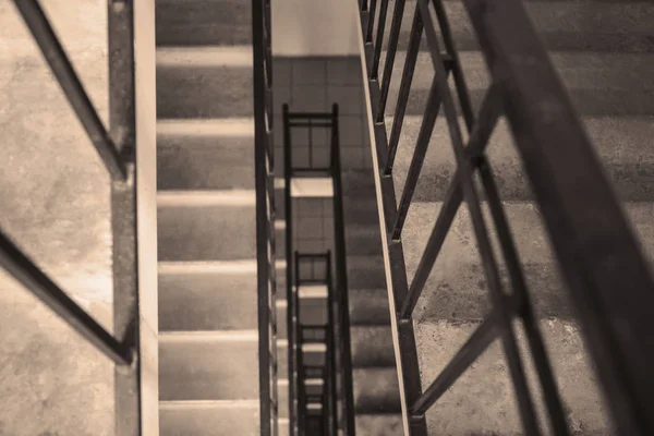 ダウンタウンの建物の内部階段の黒と白の閉鎖 鉄の手すり トップビュー — ストック写真