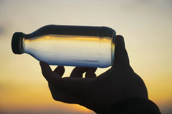 Mann Hält Glasflasche Der Hand Ohne Etikett Auf Blauem Und — Stockfoto