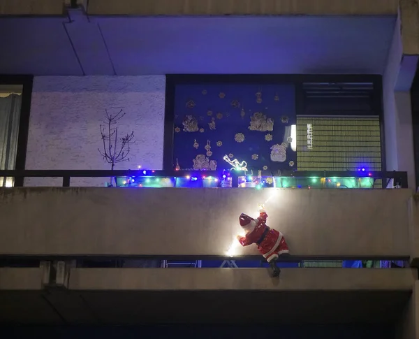 Der Beleuchtete Weihnachtsmann Klettert Auf Der Strickleiter Auf Den Balkon — Stockfoto