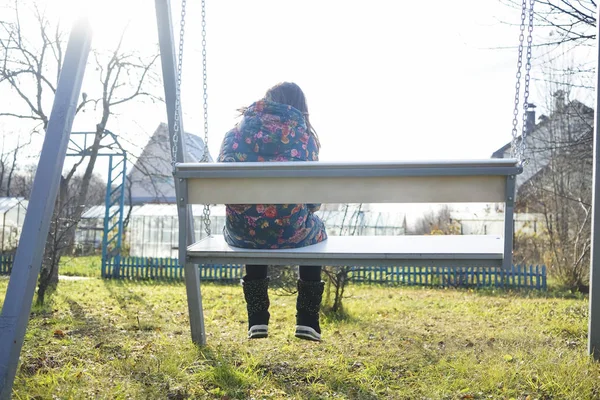 Chica Joven Sentada Sola Columpio Parque Infantil Jardín Otoño Joven — Foto de Stock