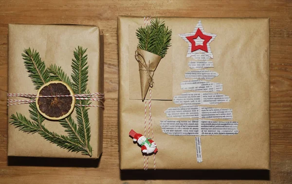 크리스마스 공예품 빈티지 종이와 장식으로 포장되어 크리스마스 친천에 수공공들여 — 스톡 사진