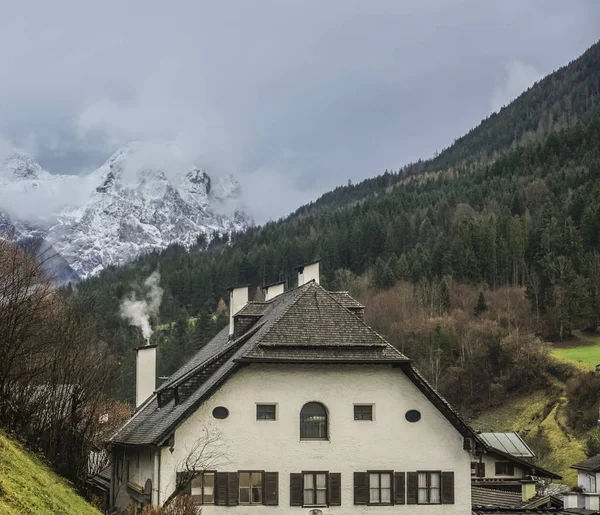 Ein Märchenhaus Mit Rauch Aus Einem Schornstein Den Bergen Einem — Stockfoto