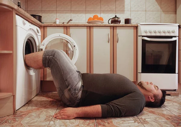 Hombre Piso Cocina Pies Centrifugadora Lavadora Piernas Calcetines Secado —  Fotos de Stock