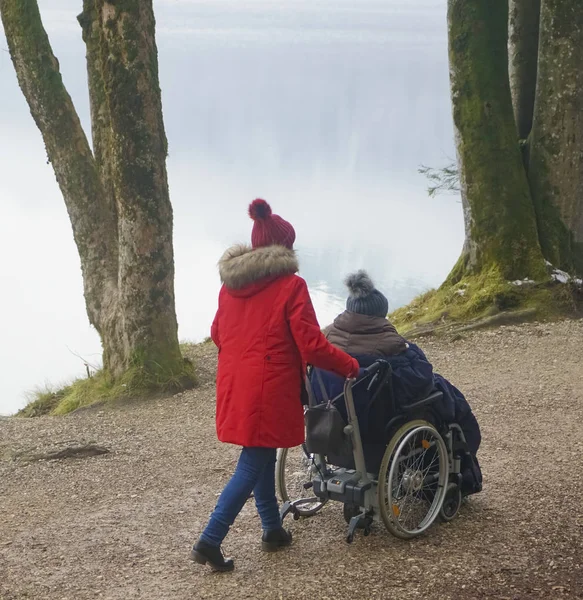 Vue Arrière Une Jeune Femme Avec Mère Handicapée Fauteuil Roulant — Photo