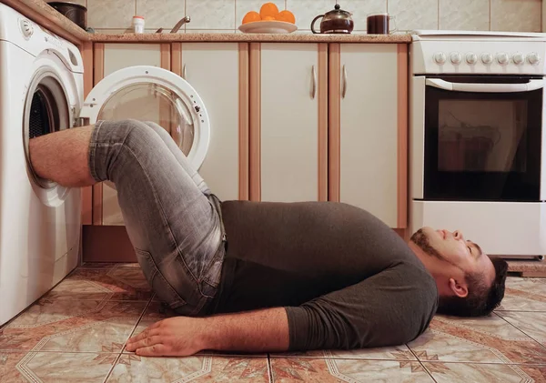 Людина Підлозі Кухні Ноги Центрифузі Пральної Машини Сушіння Ніг Або — стокове фото